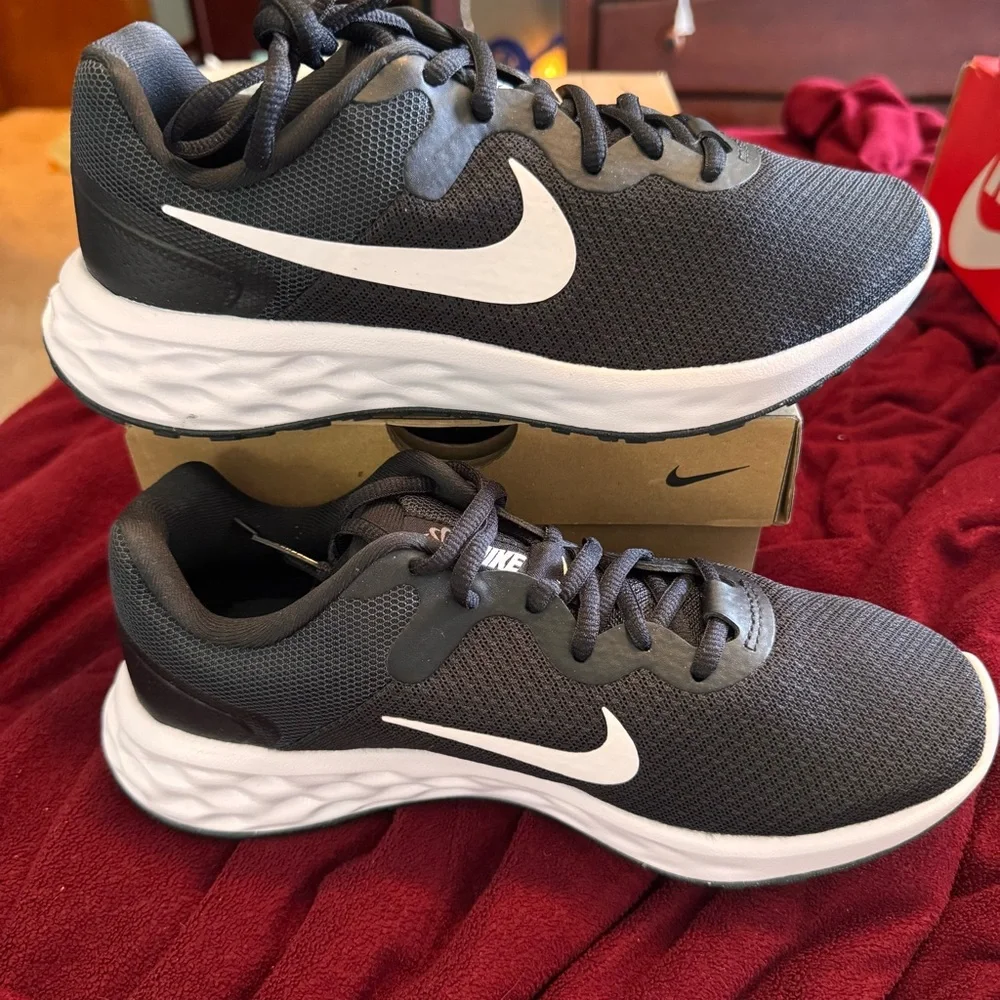 Nike Women's Running Shoes, Revolution 6 - Black & White NWT - Picture 8 of 8